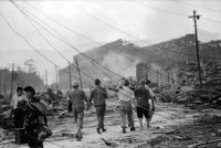 山端庸介「負傷者を運ぶ」1945年8月10日　山端祥吾蔵　日本写真保存センター寄託